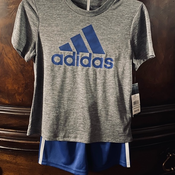 Boys Adidas t-shirt/shorts set - Picture 2 of 4